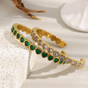 Bracciale rigido aperto in acciaio inossidabile placcato oro 18K con zirconi a cuore