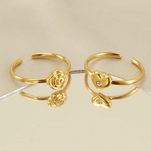 Elegant gold open ring set with rose flower and sparkling heart-shaped diamond design