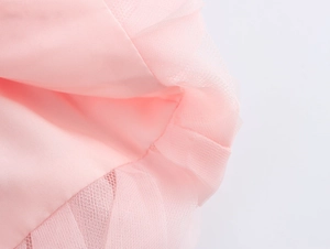 Détail de couture de haute qualité sur tissu en maille rose avec doublure douce