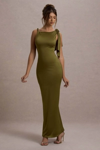 Dettaglio dell'elegante abito in raso verde oliva con fiocco monospalla decorativo