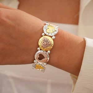 Détail d'un bracelet à maillons cœur multicolore en finitions or, argent et or rose