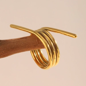 Übertriebener mehrlagiger Wickelring aus 18K vergoldetem Edelstahl auf Holzständer