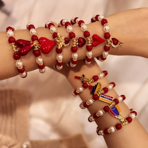 Perlenarmband-Set mit roten Glasperlen, Perlenimitationen und Landesflaggen-Anhängern