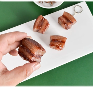 Portachiavi realistico con modello di maiale brasato e trama dettagliata della carne