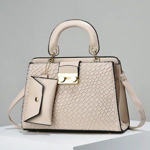 Elegante borsa a mano beige stampa serpente con chiusura dorata e mini charm abbinato