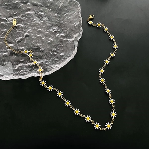 Daisy beaded necklace in gold-plated stainless steel with white floral pendants for women