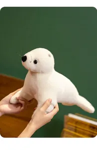 Détail de la peluche phoque blanc montrant la fourrure douce et les moustaches réalistes