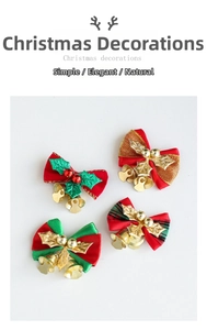 Détail de quatre nœuds de Noël avec petites cloches en métal et feuilles dorées