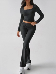 Détail du haut court à col carré et leggings évasés à taille rabattue gris foncé