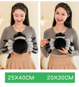 Size comparison showing 25x40cm and 20x30cm spider plush toys held by a model