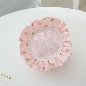 Détail du chapeau de soleil rose pour bébé avec doublure en maille et mentonnière