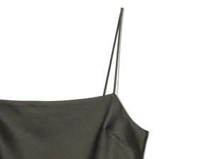 Détail d'un caraco en satin gris anthracite avec de fines bretelles et texture soie