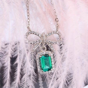 Collier en argent S925 avec pendentif émeraude et nœud papillon sur plumes roses