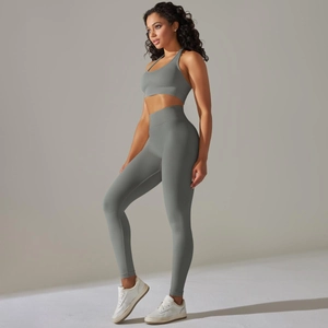 Détail de l'ensemble de yoga gris-vert sans couture montrant le legging taille haute et le haut