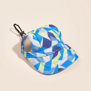 Dettaglio del cappellino per animali con motivo geometrico blu e fibbia regolabile