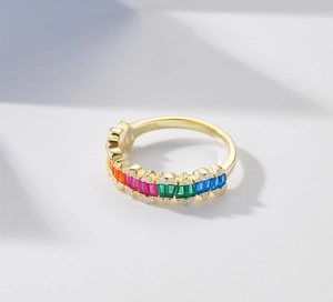 Vue macro de la bague en argent 925 avec cristaux baguette colorés style arc-en-ciel