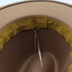 Détail intérieur du chapeau jazz en feutre kaki avec bandeau et cordon de serrage réglable
