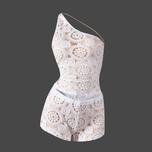 Dettaglio completo in pizzo floreale bianco con top monospalla e pantaloncini