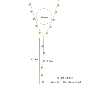 Détail du collier en Y doré en acier inoxydable avec perles turquoise et spécifications