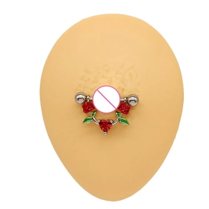 Detail von Edelstahl-Brustpiercing mit roten Rosen und Herz-Zirkonia am Silikonmodell