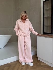 Ensemble de survêtement rose deux pièces avec sweat à col zippé et pantalon large
