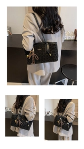 Détail du sac cabas léopard noir avec texture douce et logo doré élégant pour femme