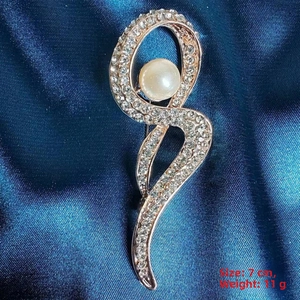 Macro detail of S-curve rose gold brooch with pearls and rhinestones, 7cm 11g specs