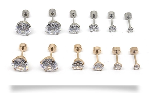 Détail de clous d'oreilles ronds en zircone cubique en argent et or avec fermoir plat
