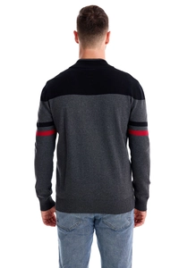 Vue arrière du cardigan en tricot noir avec rayures rouges contrastées sur les manches