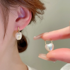 Élégantes boucles d'oreilles créoles cœur en perles plaquées or avec reflet irisé