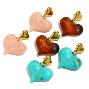 Boucles d'oreilles cœur dorées 18K avec pendentifs en acrylique marbré coloré