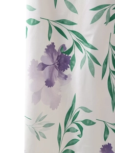 Détail du tissu en soie avec motifs floraux violets et une texture légèrement brillante