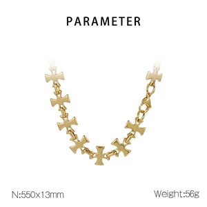 Vue détaillée du collier à maillons en croix en acier doré avec paramètres de dimensions