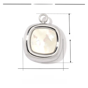 Makroansicht eines quadratischen Edelstahl-Muschelanhängers, 1,4 g schwer, 12 mm x 10 mm