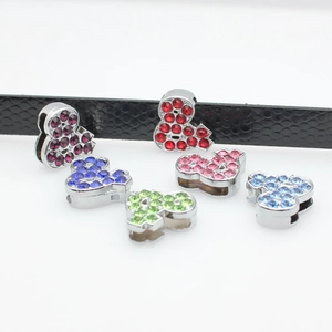 Κοντινό πλάνο με πολύχρωμα Mickey head charms με στρασάκια σε μαύρο δερμάτινο λουράκι