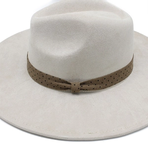 Vue détaillée du chapeau fedora en daim crème avec ruban marron à pois décoratif
