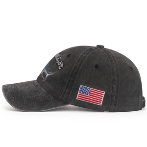 Berretto da baseball in cotone lavato nero con ricamo a pesce e bandiera americana