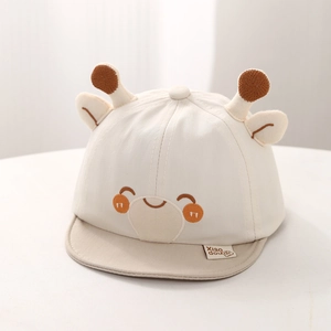 Détail de la casquette bébé avec oreilles de girafe en peluche et coton doux