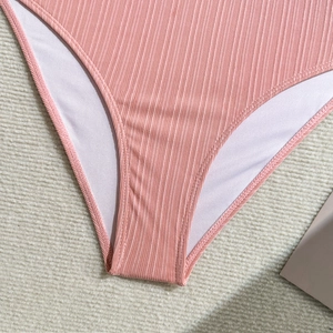 Gros plan sur le tissu côtelé rose du maillot de bain avec coutures et doublure douce