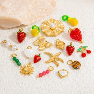 Pendentifs en acier inoxydable plaqué or 18k avec motifs fraise, papillon et perles