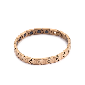 Elegantes Edelstahlarmband in Roségold mit magnetischen Germaniumsteinen auf weißem Grund