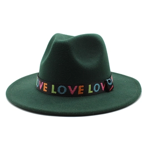 Vue détaillée du chapeau fedora vert foncé avec broderie LOVE colorée sur ruban noir