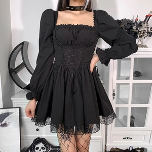 Detalle de vestido gótico negro con mangas abullonadas y encaje en el dobladillo