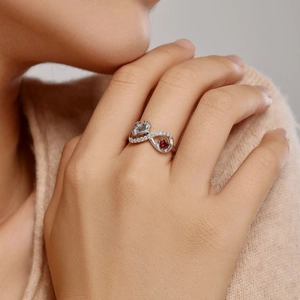Bague Mobius en argent S925 avec cœur rouge et empreintes de bébé pour femme