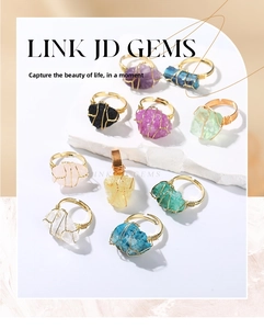 Detalle de varias piedras de cristal natural envueltas a mano en anillos de alambre de cobre