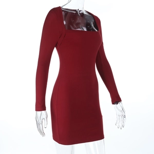 Dettaglio dell'abito aderente rosso con scollo quadrato e trama in maglia a coste