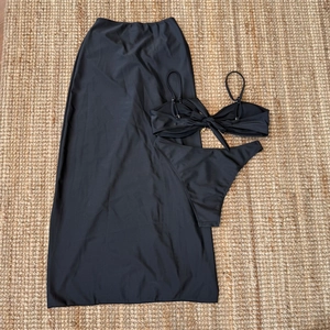 Ensemble bikini noir 3 pièces avec haut torsadé, culotte et jupe longue en maille filet