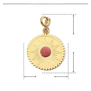 Dettaglio del ciondolo a sole in acciaio dorato da 27 mm con pietra naturale rosa
