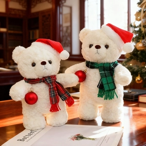 Coppia di orsetti di peluche bianchi con cappelli rossi di Natale e sciarpe scozzesi