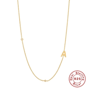 Collier en argent sterling S925 doré avec lettre A et détails diamant sur fond blanc